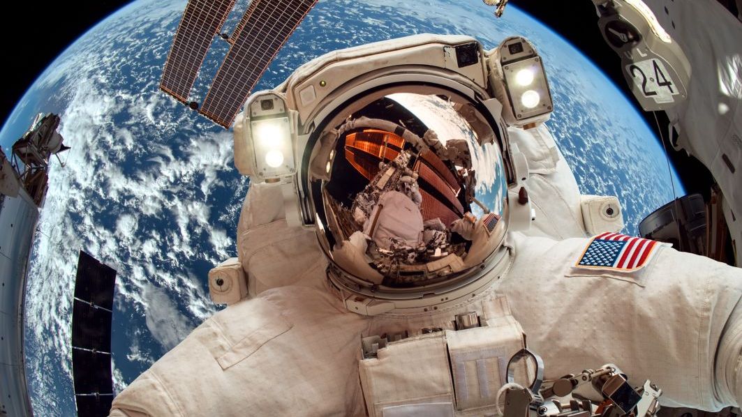 Doi astronauţi au instalat noi panouri solare pe Staţia Spaţială Internaţională