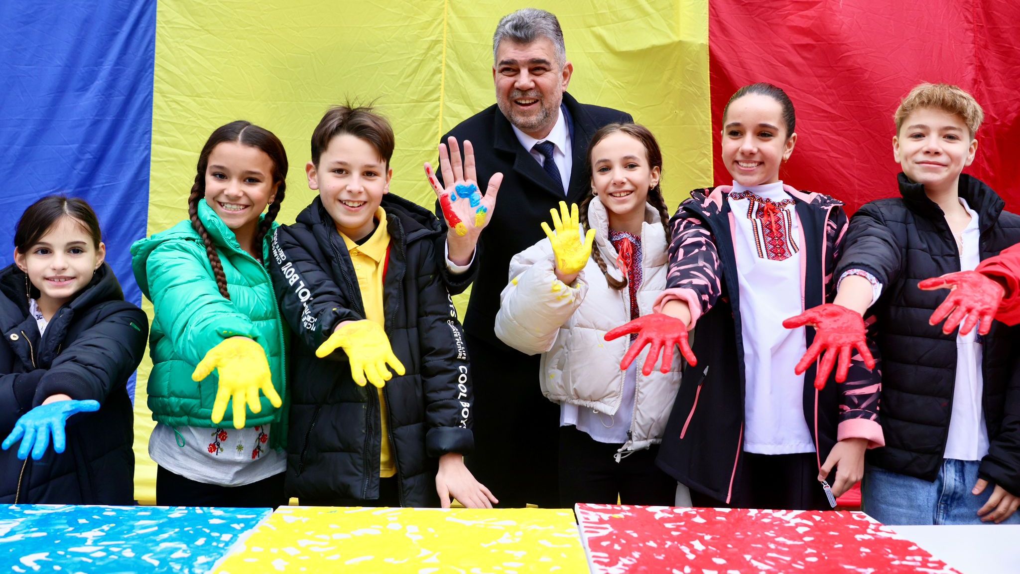 Continuă „defilarea” politică. Ciolacu se pozează cu copii: cred cu toată puterea în viitorul acestei țări