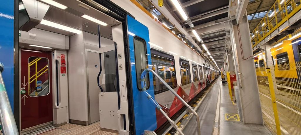 GALERIE FOTO Cum arată primul tren electric nou cumpărat de România după mai bine de 40 de ani - Imagine 8