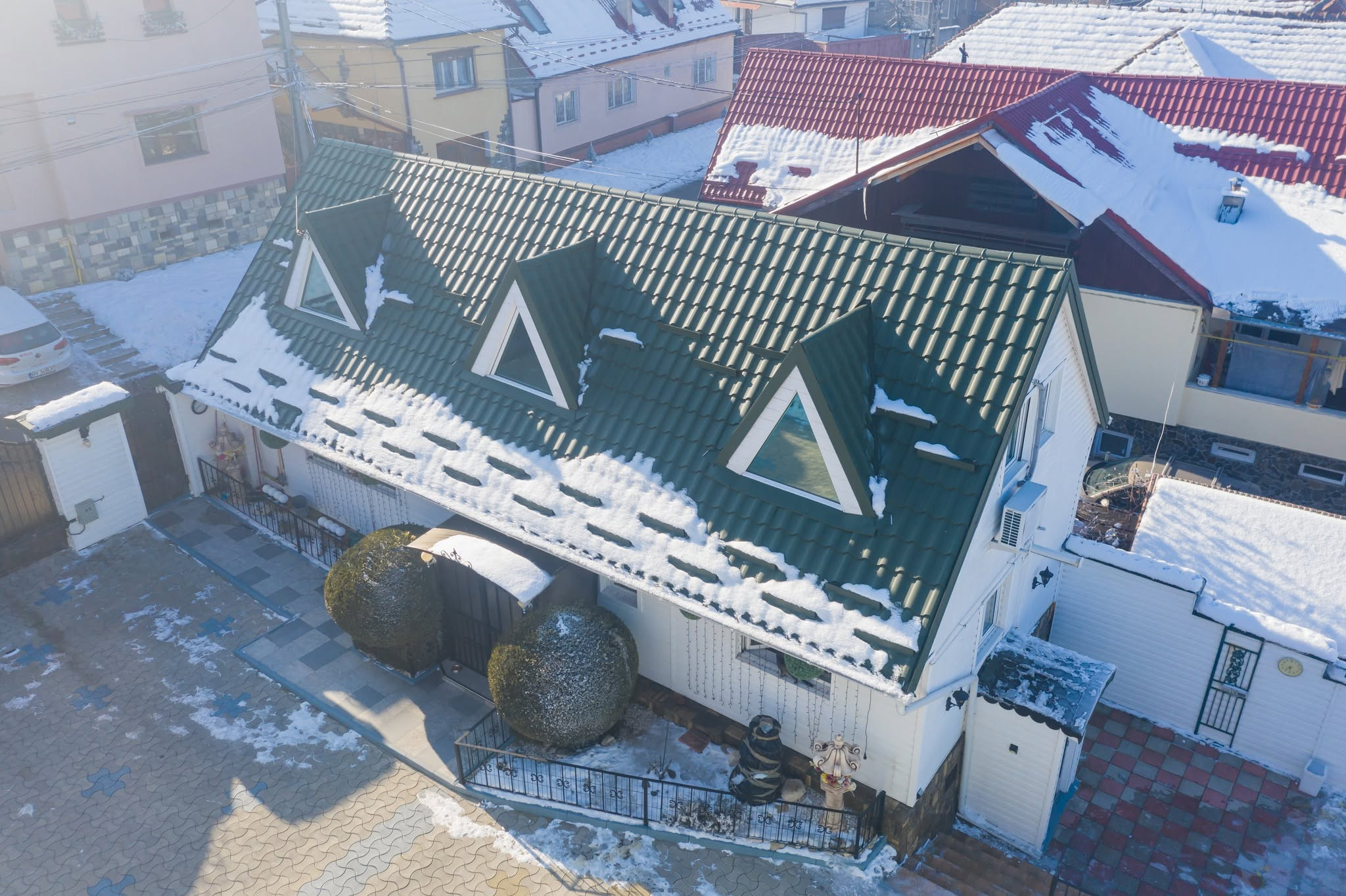 De ce ciclurile de îngheț-dezgheț schimbă criteriile de alegere a țiglei metalice la munte