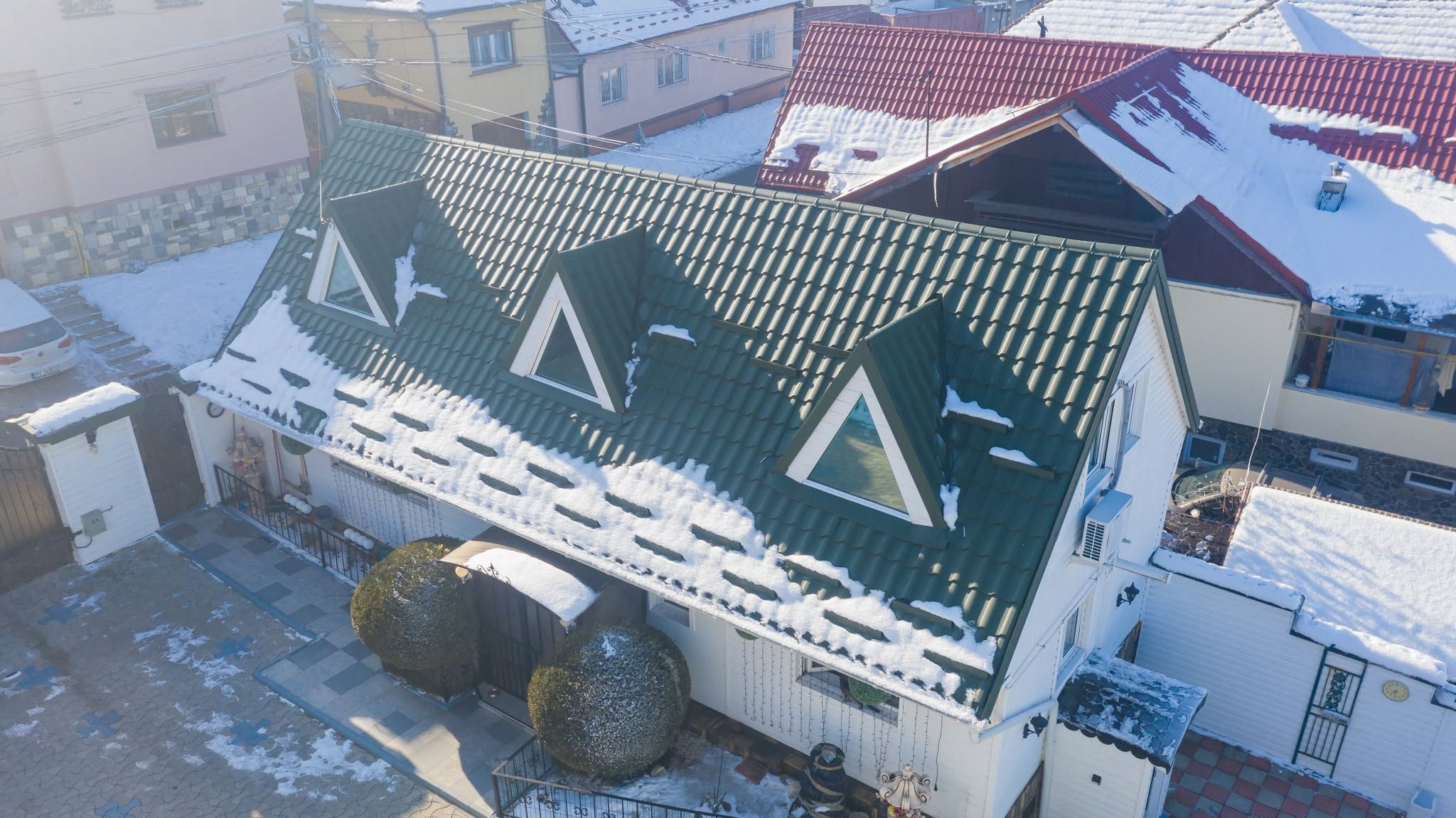 De ce ciclurile de îngheț-dezgheț schimbă criteriile de alegere a țiglei metalice la munte