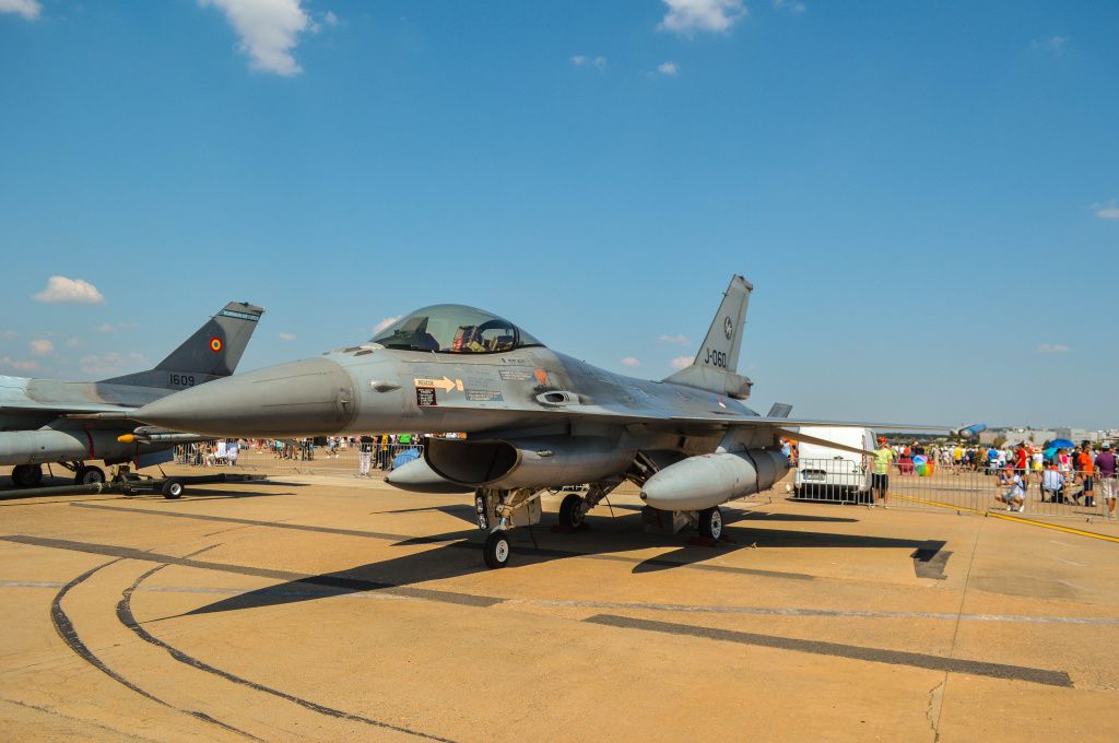 Olandezii au adus două aparate F16.