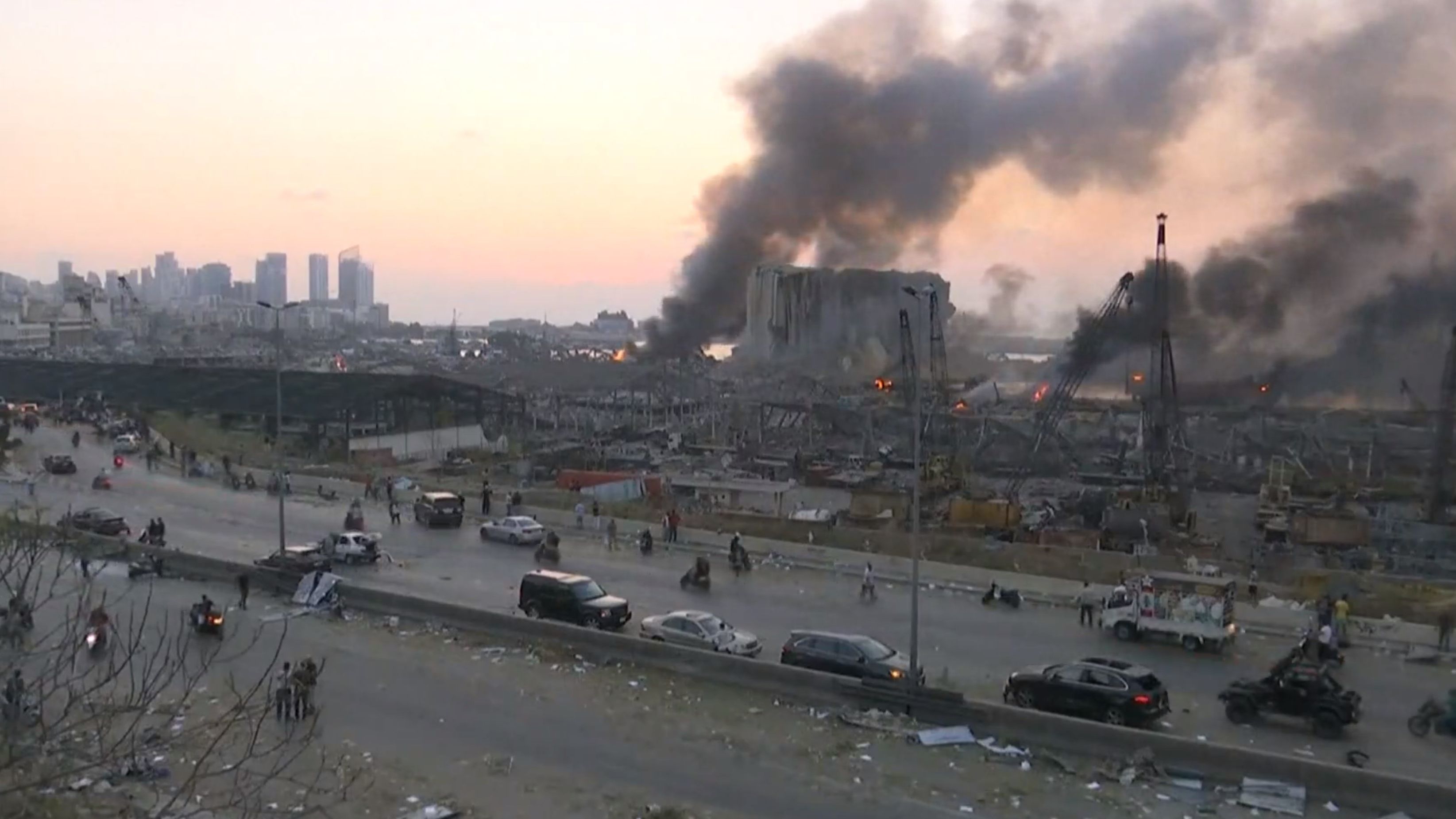 UPDATE: Cel puţin zece morţi în explozia puternică din Beirut