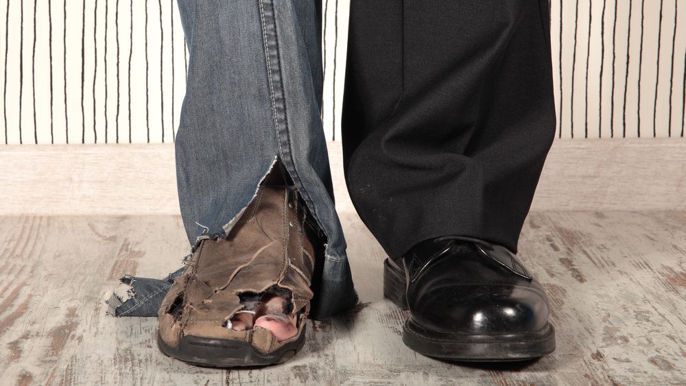 Ne plac banii, dar ne e rușine să-i cerem: Românilor le e jenă să ceară creșteri de salariu și reduceri la magazine