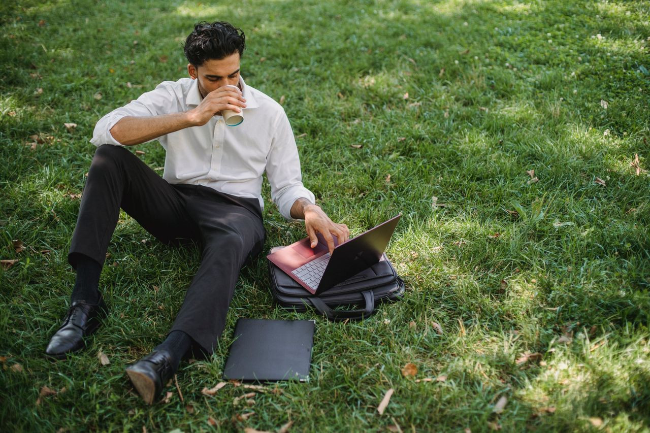Ghid de supraviețuire pentru freelanceri: Cum să îți menții productivitatea și echilibrul în lunile de vară