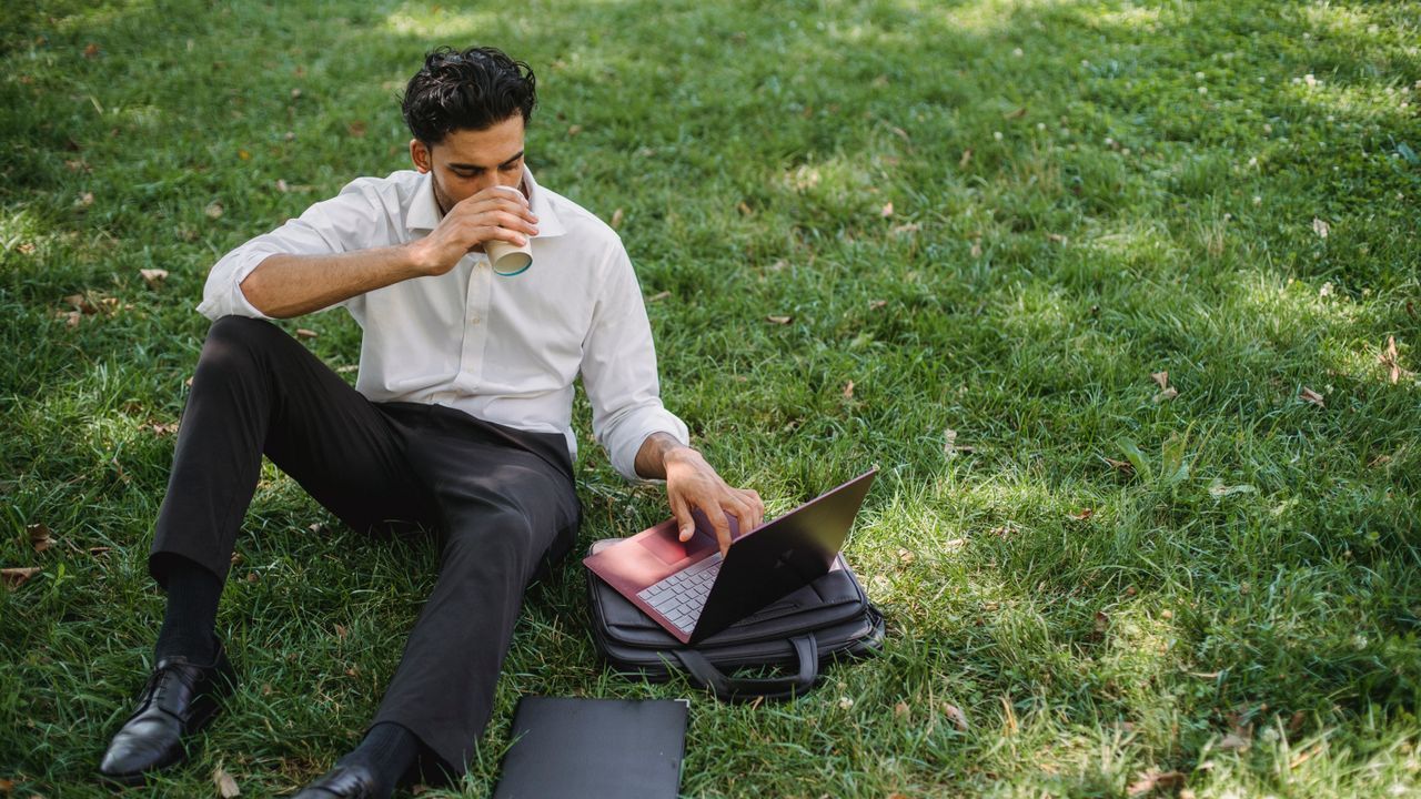 Ghid de supraviețuire pentru freelanceri: Cum să îți menții productivitatea și echilibrul în lunile de vară