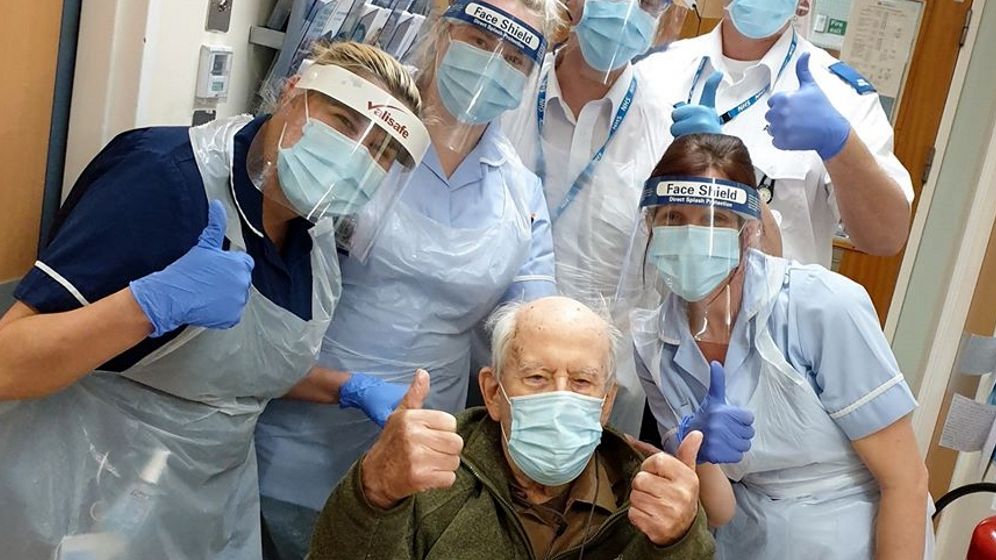 Un britanic de 101 ani s-a întors acasă după ce a fost tratat pentru coronavirus