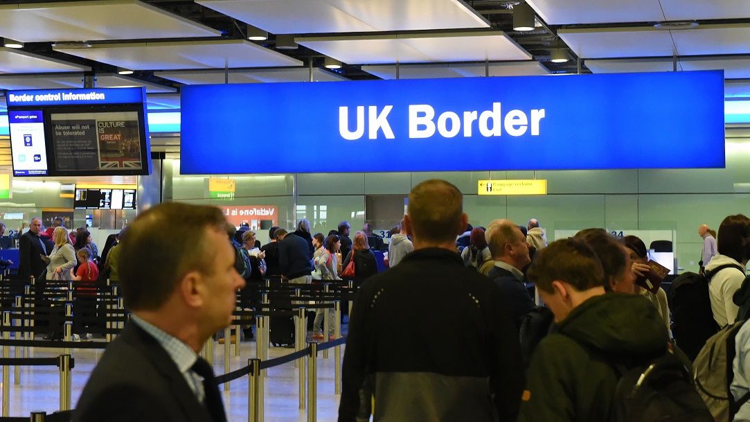 Contradictii puternice in randul britanicilor: nu le plac imigrantii dar vor sa fie ingrijiti in continuare de catre ei