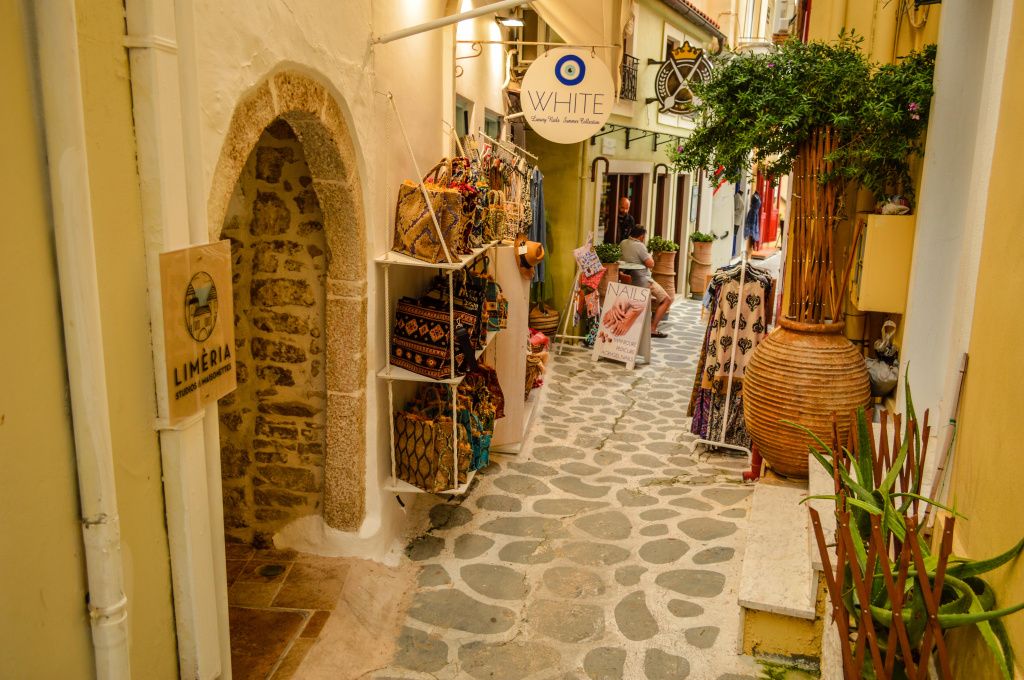 Străduțele din Parga, cu multe magazine de suveniruri.