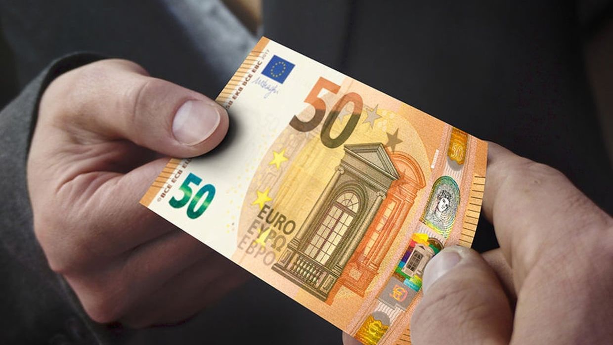 O firma a platit fiecarui angajat o prima de 30.000 de euro in loc de 100. Bineinteles, dintr-o greseala