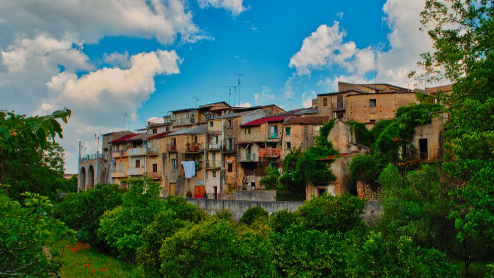 Ce mai fac italienii în post-pandemie: case de vânzare la doar UN EURO