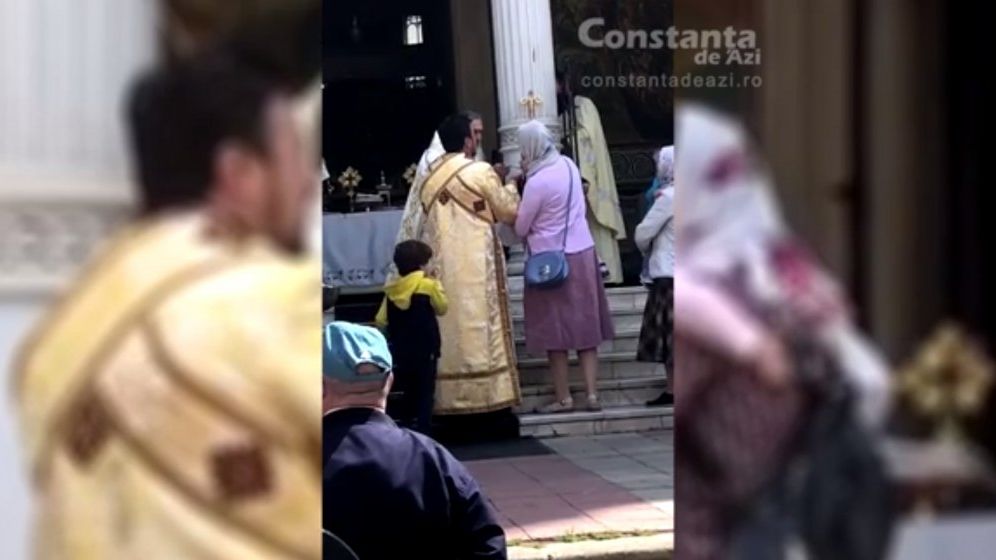 IPS Teodosie nu va fi sancționat pentru împărtăşirea credincioşilor cu o singură linguriţă. Plângerea a fost clasată