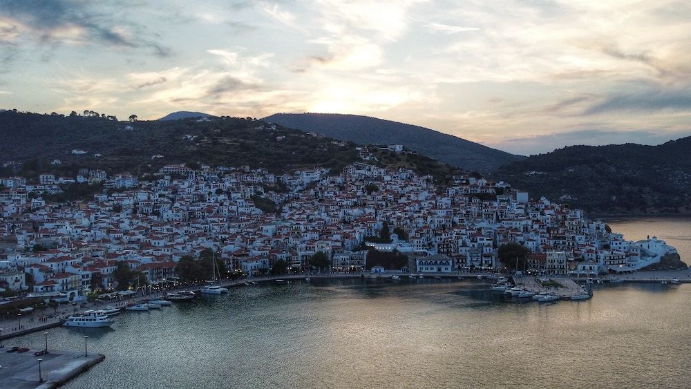 GALERIE FOTO: Skopelos, o insulă mai izolată din Grecia unde s-a filmat Mamma Mia. Ce poți vedea aici