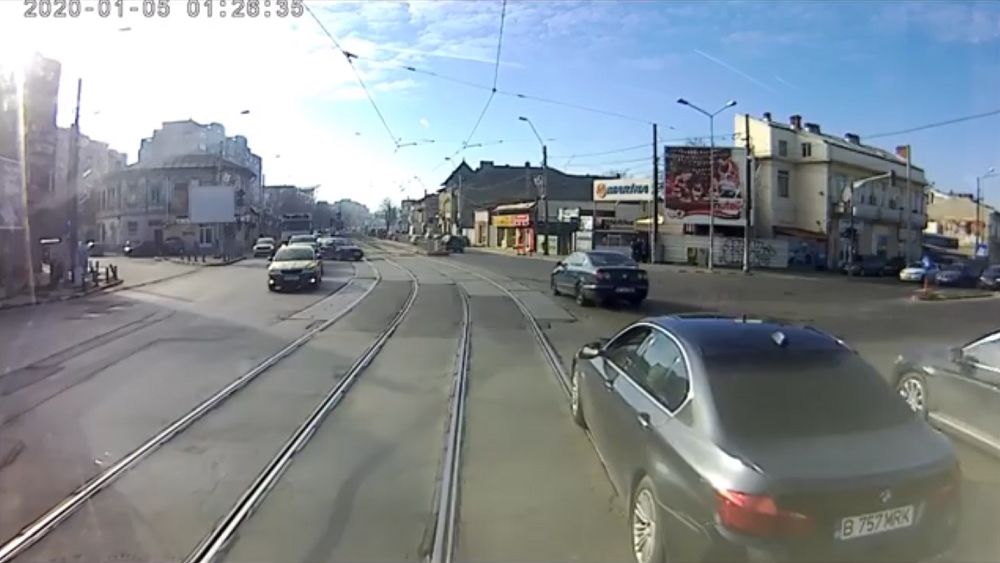 Video viral: Un vatman pedepseste un sofer de BMW care circula ilegal