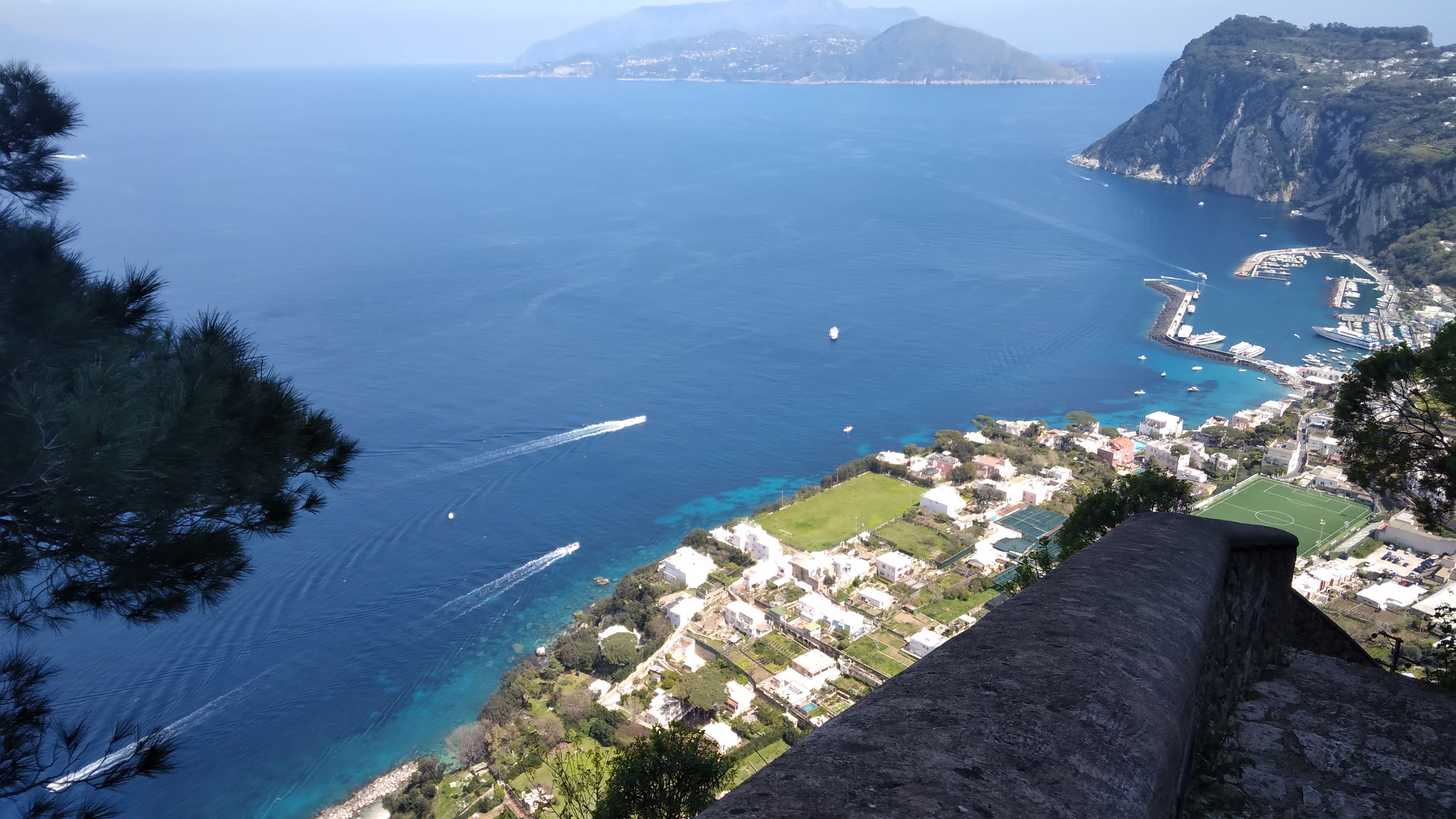 [GALERIE FOTO] Capri, insula italienească unde merg vedetele în vacanță
