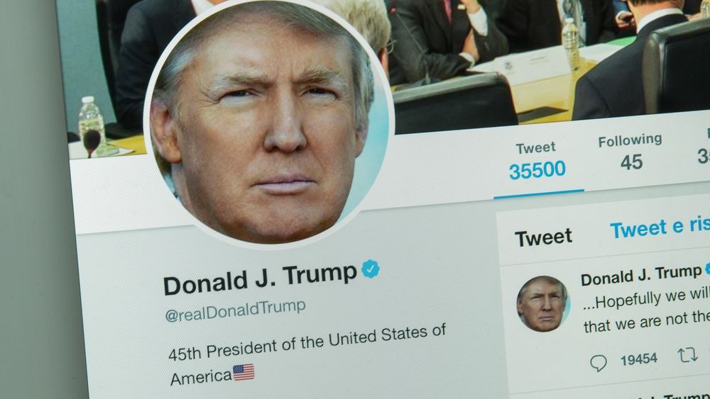 Twitter suspendă permanent contul lui Donald Trump