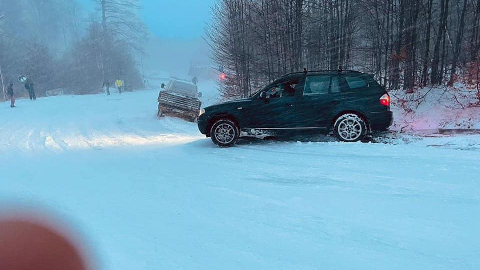 FOTO | Zăpada dă din nou bătăi de cap șoferilor: derapaje și mașini răsturnate