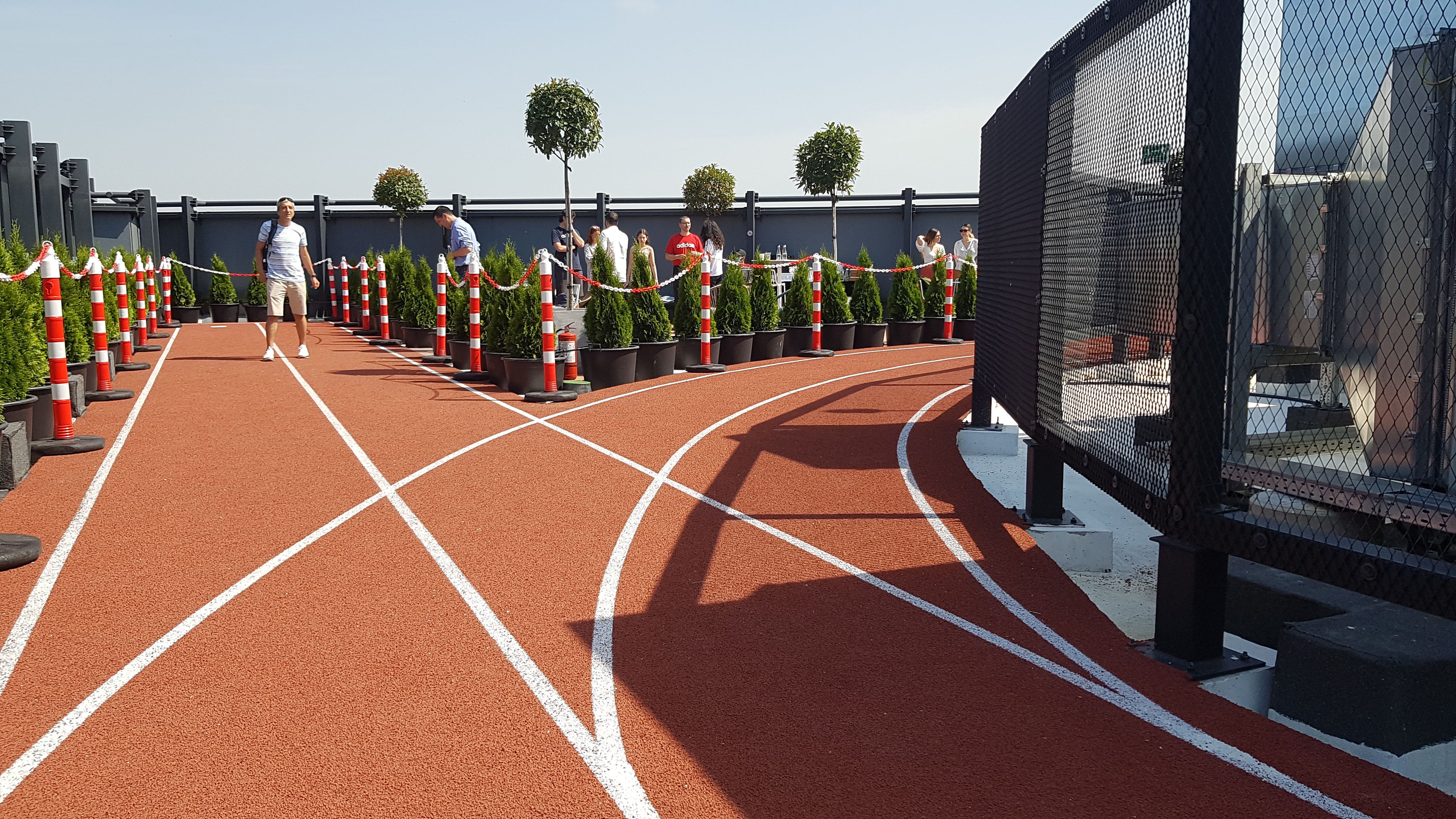 FOTO | A fost inaugurată prima pistă de alegare pe o clădire de birouri din România