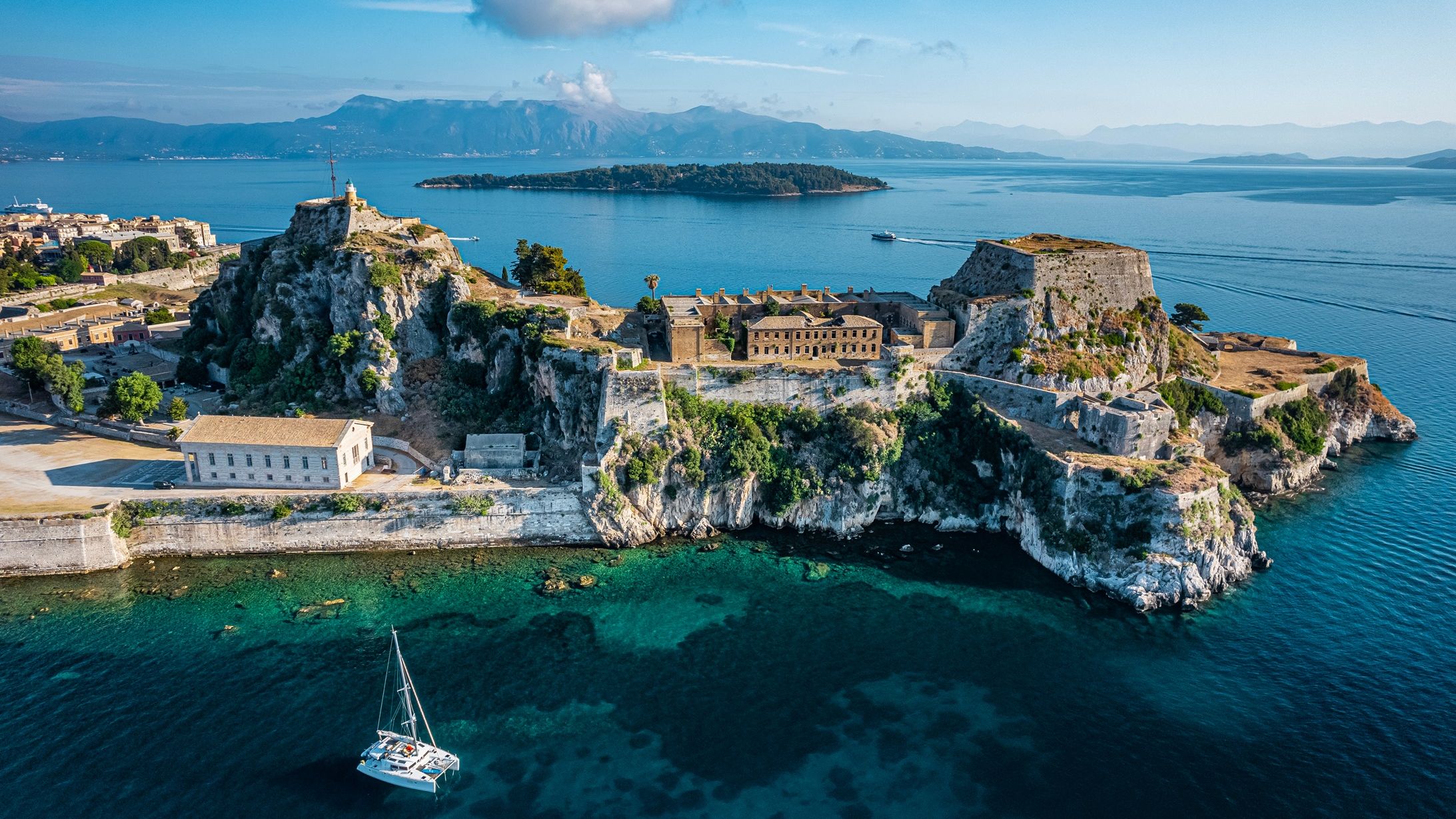 Corfu încearcă să scape de turiștii săraci pentru a evita supraturismul. Cum vrea să facă asta