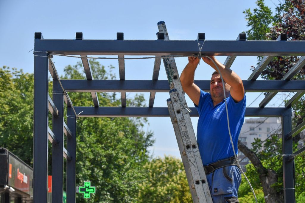Ca-n afară: Capitala are primul duș stradal prin care bucureștenii se pot răcori - Imagine 5