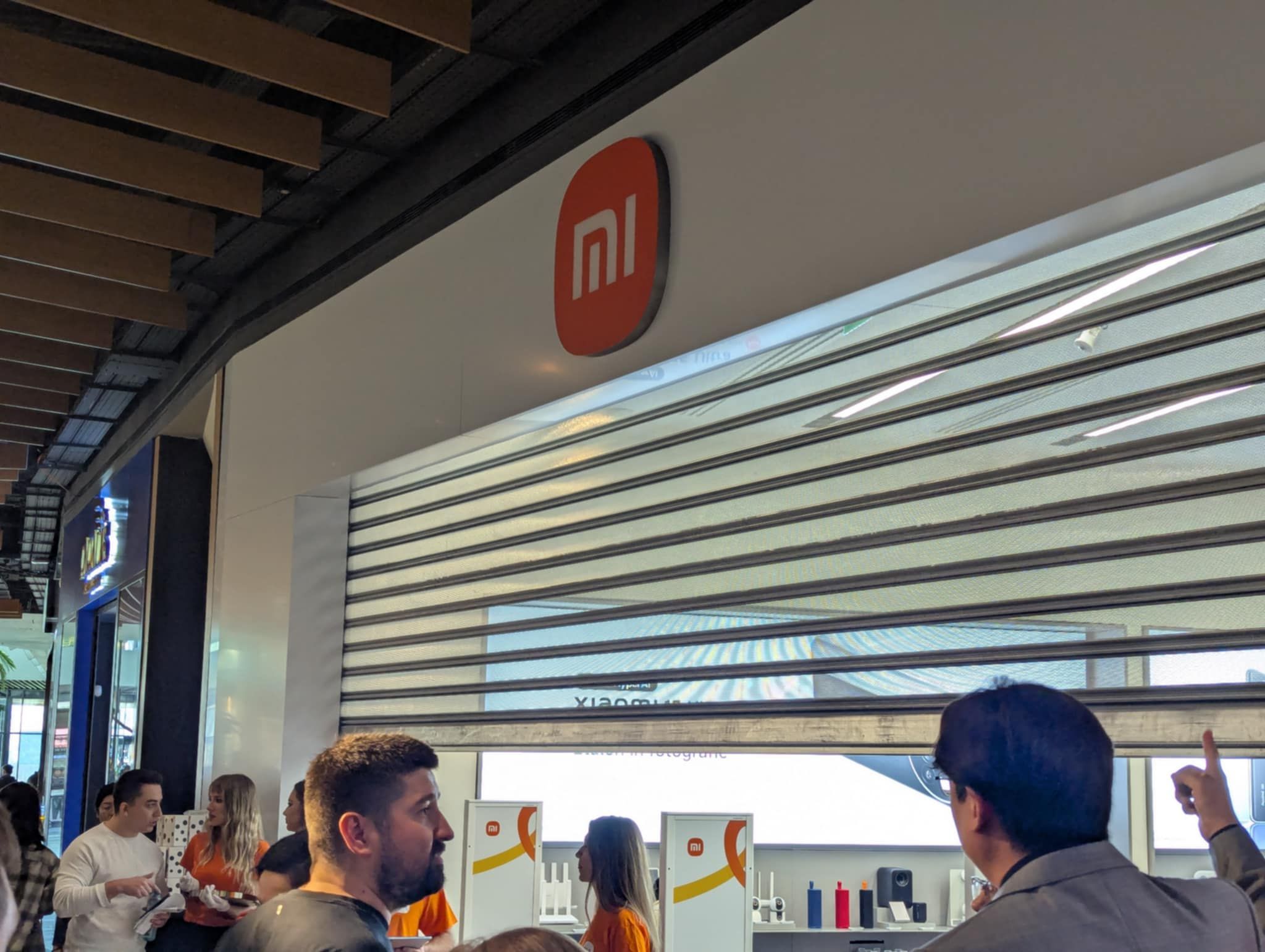 FOTO: Xiaomi a deschis primul magazin propriu din România. Zeci de oameni s-au îngrămădit să prindă ofertele - Poza 6