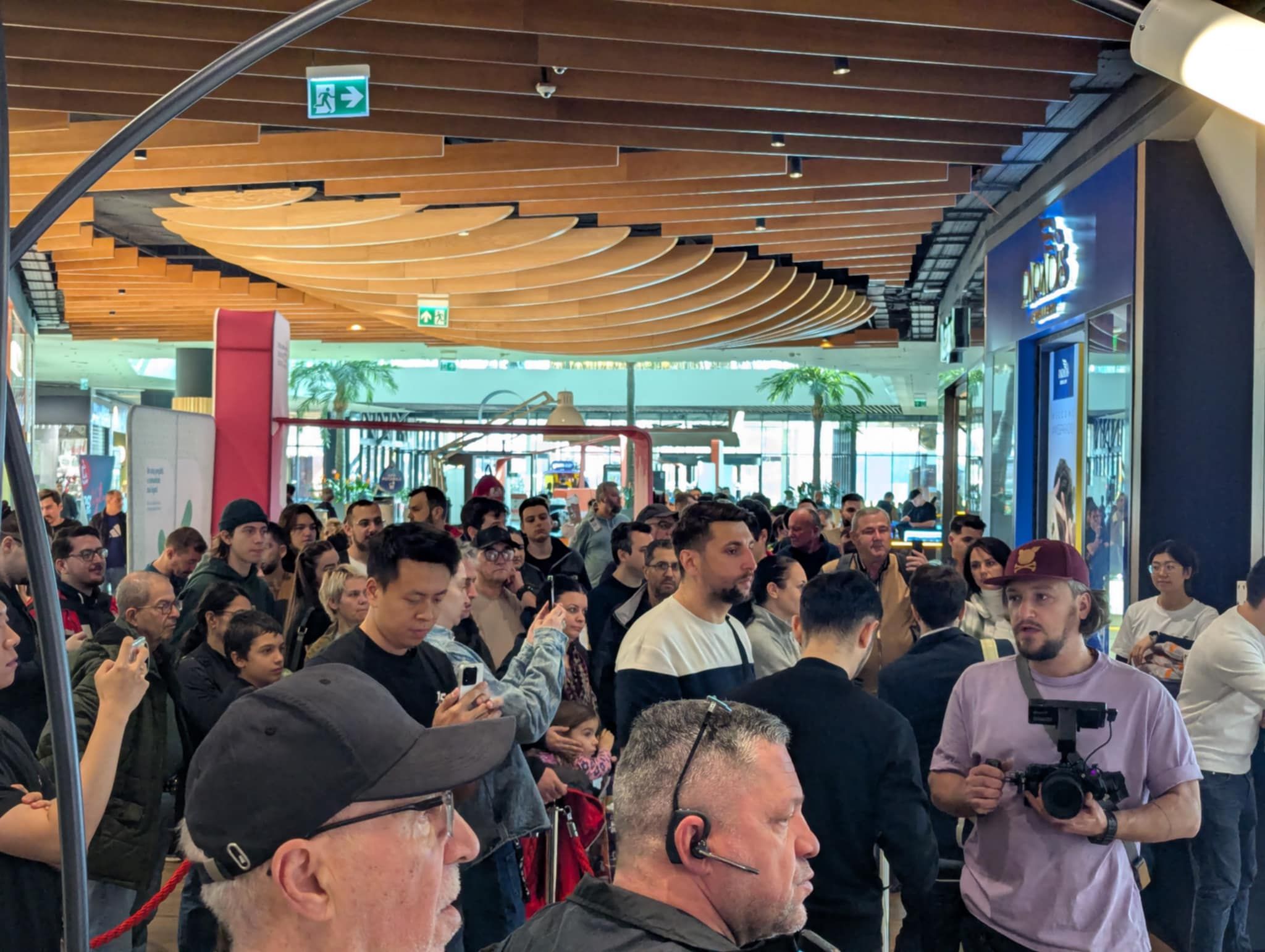 FOTO: Xiaomi a deschis primul magazin propriu din România. Zeci de oameni s-au îngrămădit să prindă ofertele - Poza 1