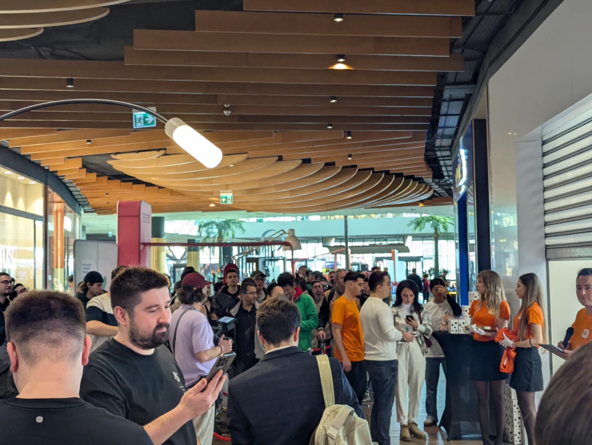 FOTO: Xiaomi a deschis primul magazin propriu din România. Zeci de oameni s-au îngrămădit să prindă ofertele - Poza 2
