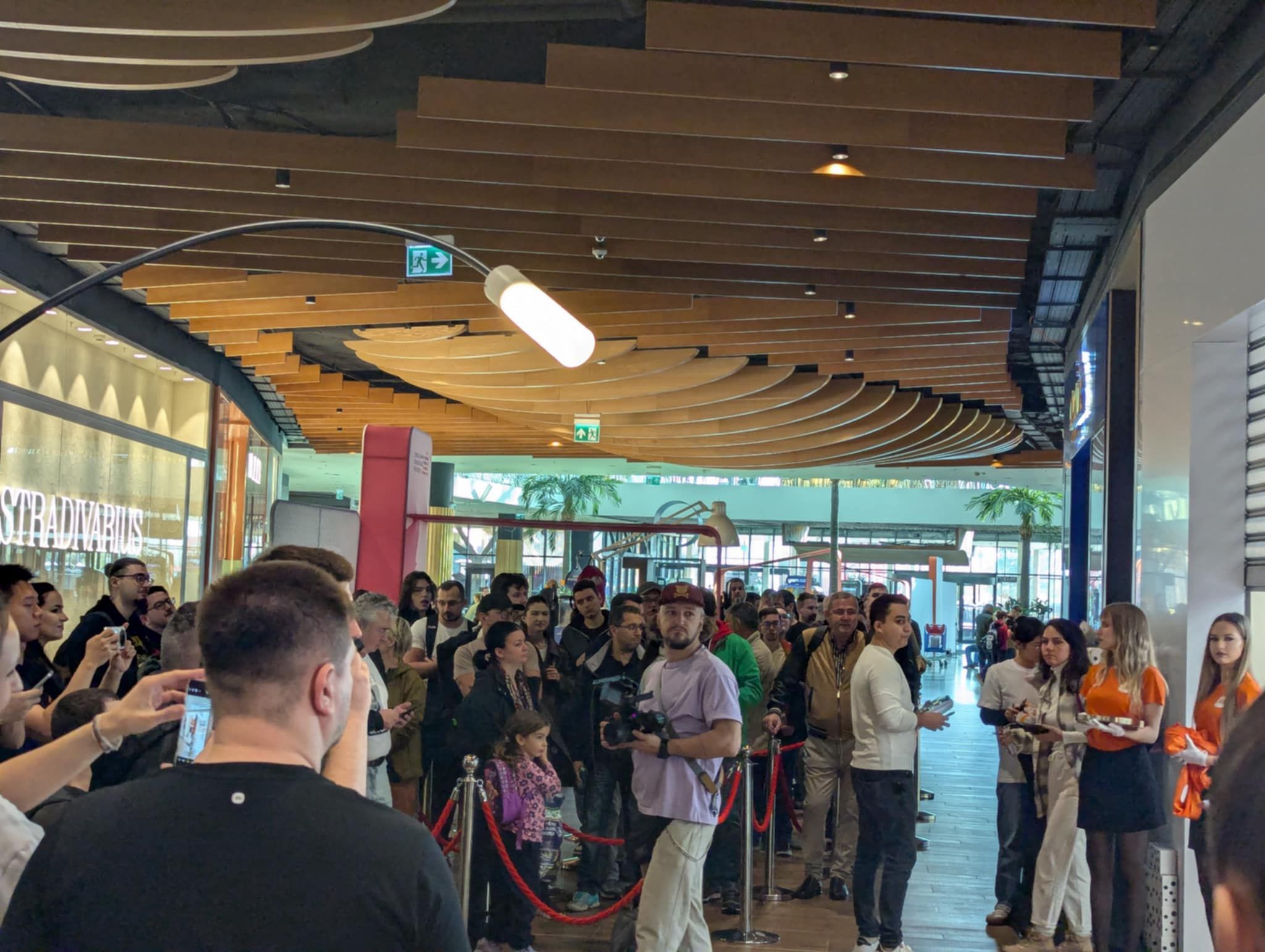 FOTO: Xiaomi a deschis primul magazin propriu din România. Zeci de oameni s-au îngrămădit să prindă ofertele - Poza 5