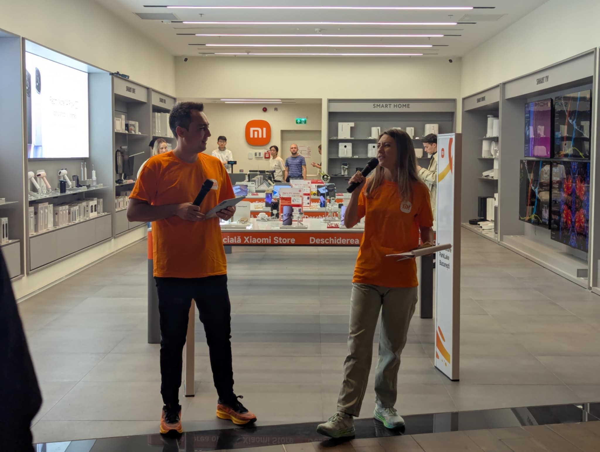 FOTO: Xiaomi a deschis primul magazin propriu din România. Zeci de oameni s-au îngrămădit să prindă ofertele - Poza 8