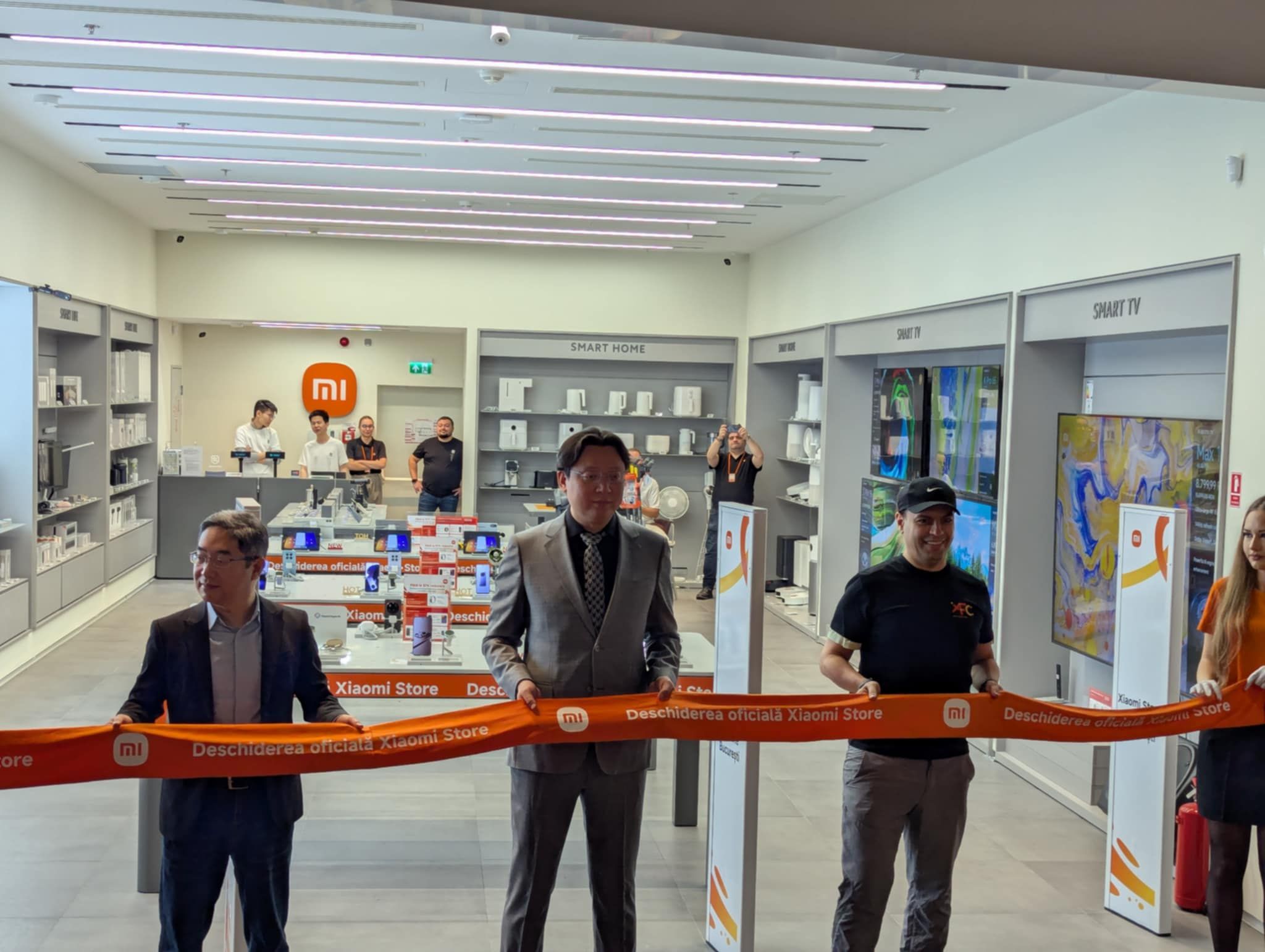 FOTO: Xiaomi a deschis primul magazin propriu din România. Zeci de oameni s-au îngrămădit să prindă ofertele - Poza 4