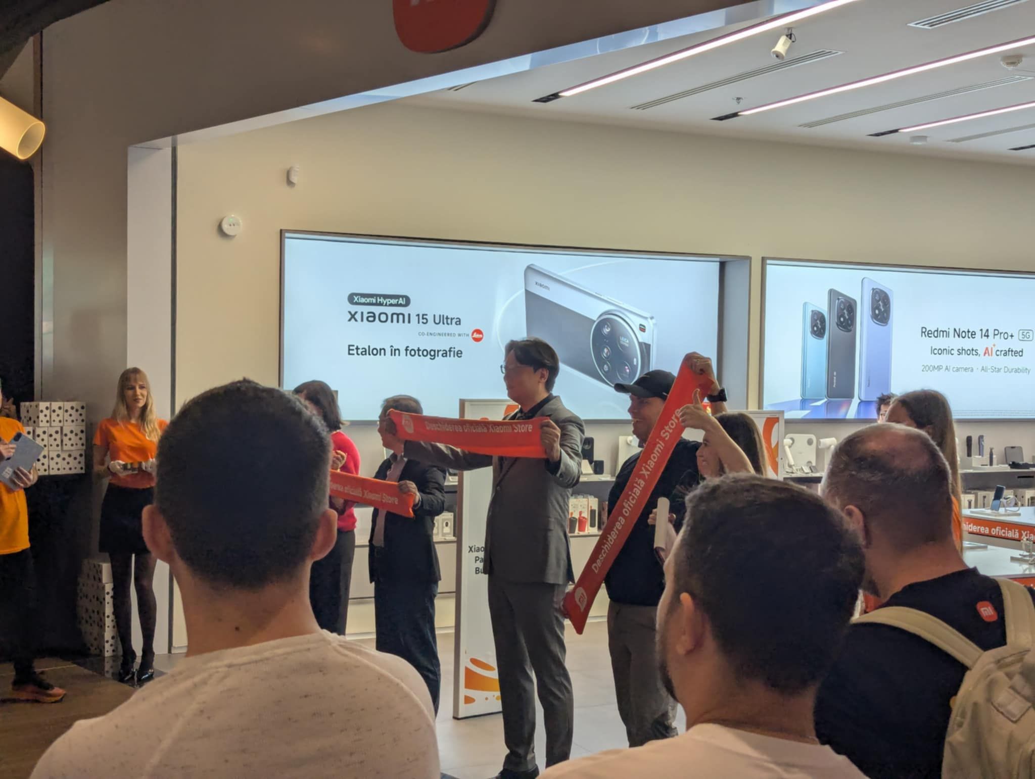 FOTO: Xiaomi a deschis primul magazin propriu din România. Zeci de oameni s-au îngrămădit să prindă ofertele - Poza 7