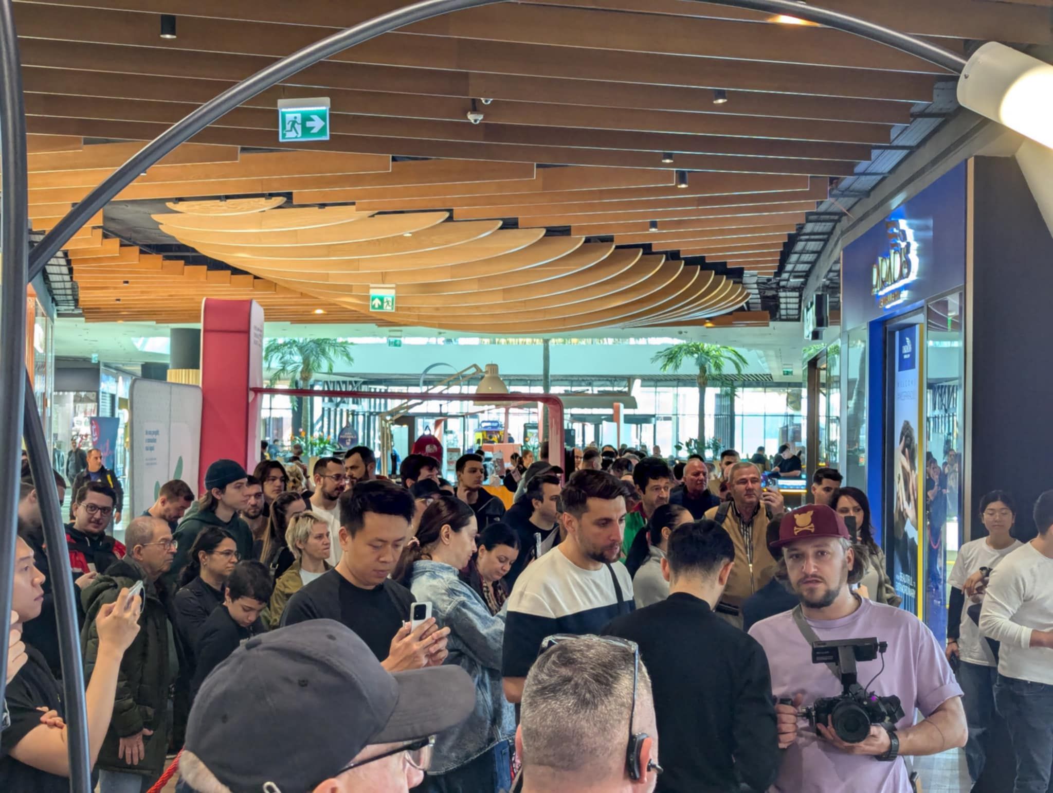 FOTO: Xiaomi a deschis primul magazin propriu din România. Zeci de oameni s-au îngrămădit să prindă ofertele - Poza 3