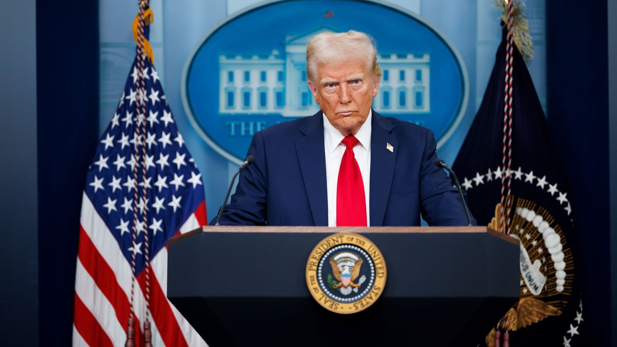 ANALIZĂ | 100 de zile de Trump 2.0. Deciziile prin care acesta își sabotează obiectivul de a face „America Măreață din nou”