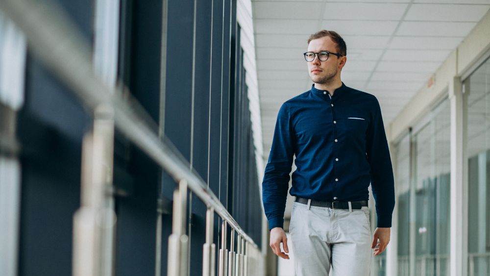 Cum să creezi un look smart-casual pentru zilele în care mergi la birou