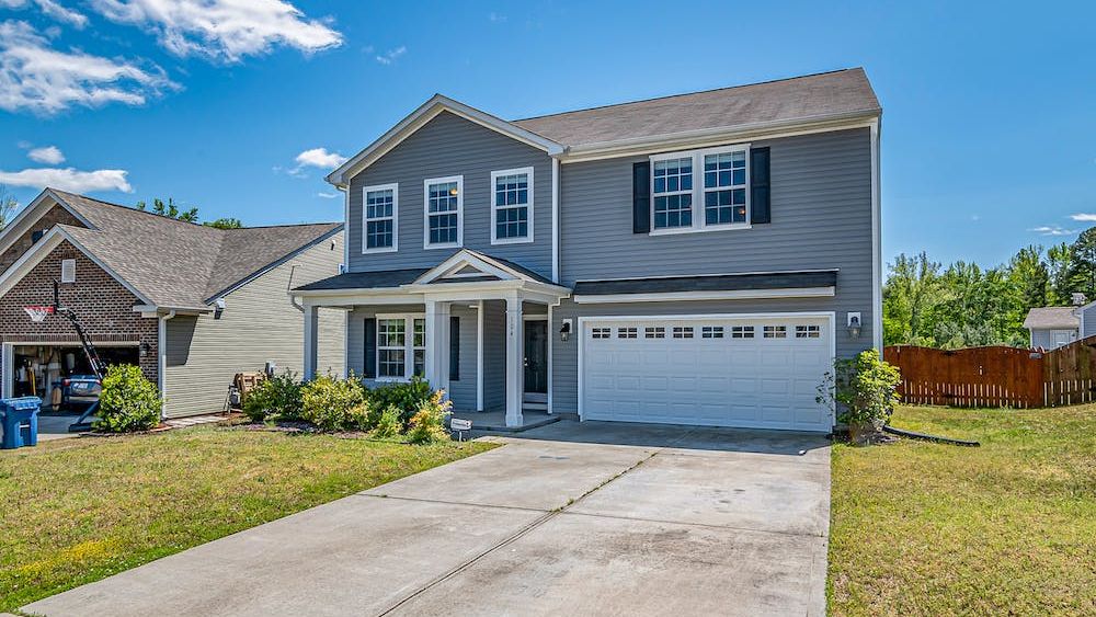 Un proprietar din SUA, lăsat cu ochii în soare de chiriaș. Nu i-a mai dat banii cu lunile și a închiriat și casa pe Airbnb