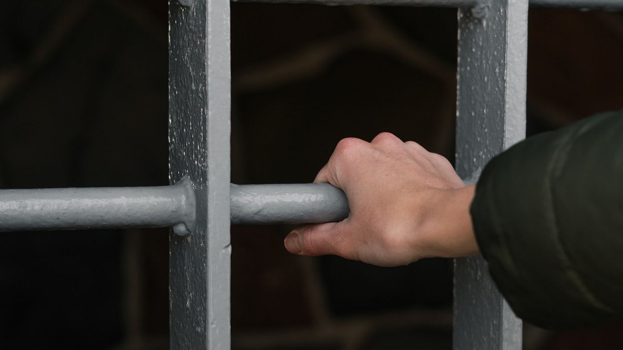 Sindicatele din penitenciare amenință cu greva dacă se taie salariile sau se dau afară bugetari
