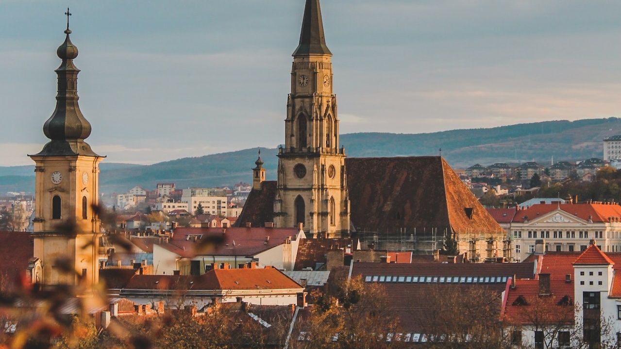 Aproape jumătate dintre turiștii români s-au cazat la rude și prieteni. August, luna de vârf pentru călătorii