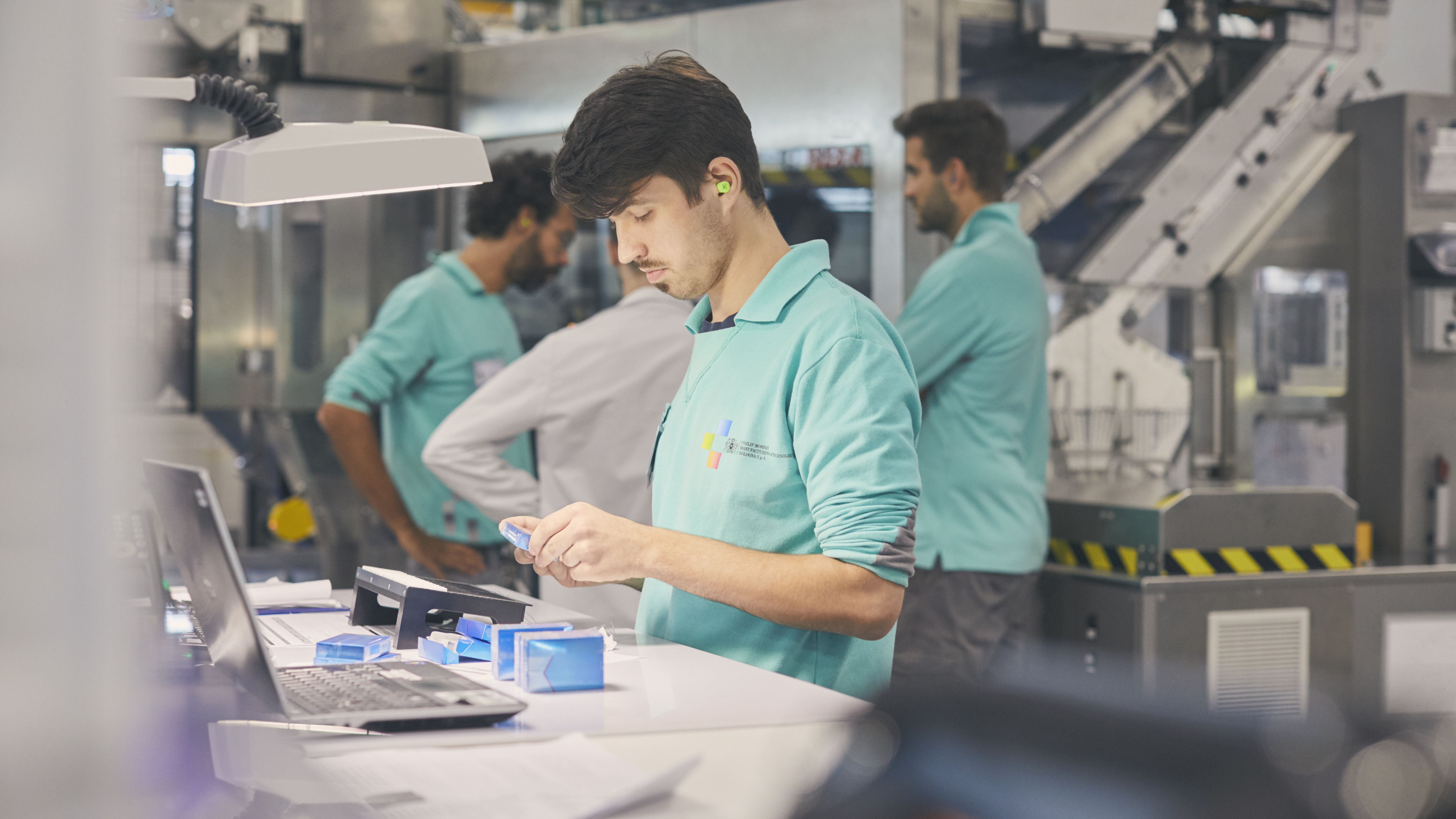 Producătorul de tutun Philip Morris România oferă un milion de dolari Crucii Roșii pentru achiziția de echipamente și materiale în lupta cu COVID-19