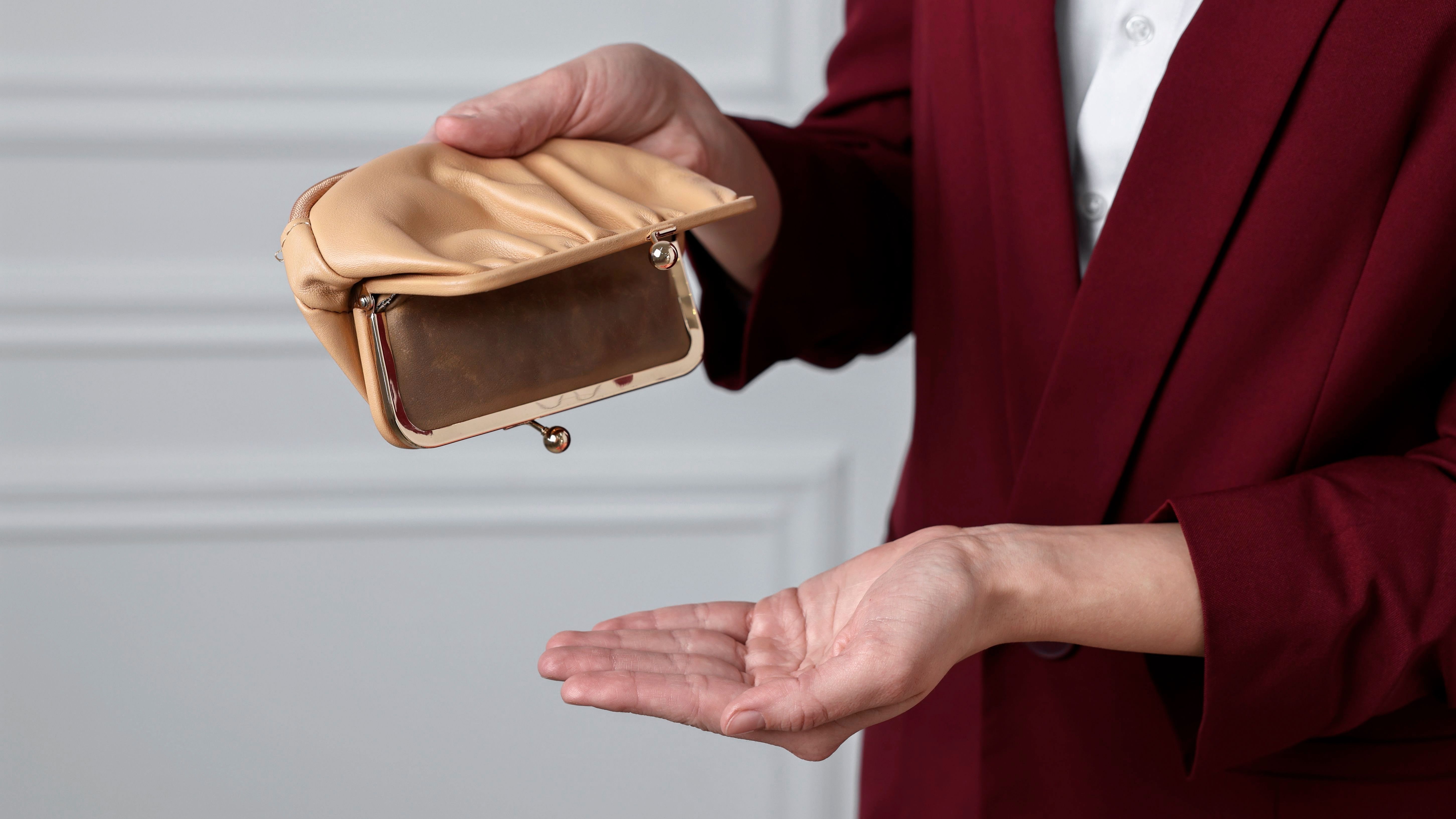 Guvernul încearcă să repare deficitul tot cu banii „săracilor”. „Elita” încă e la adăpost