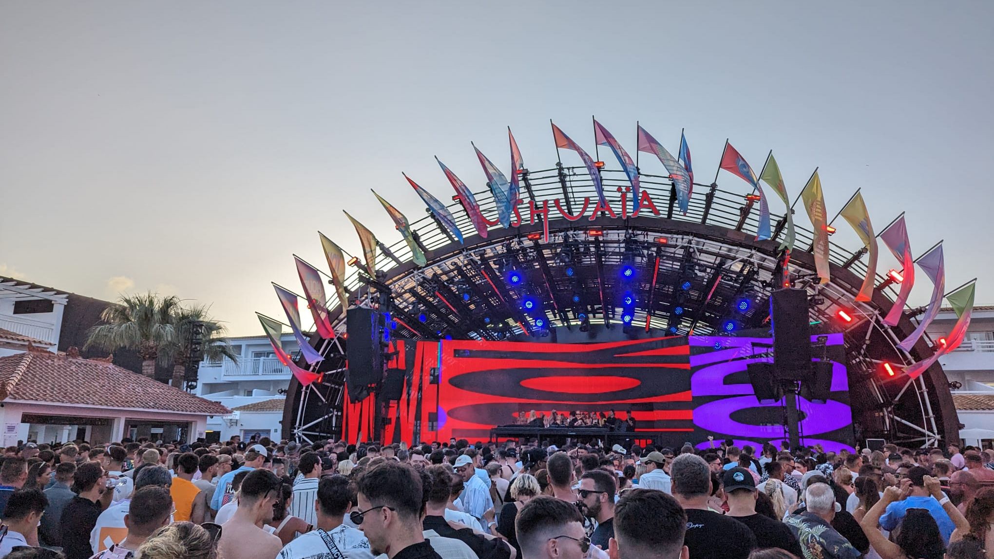 Ibiza 2025: ghidul complet al distracției — cluburi, plaje, prețuri și experiențe de neuitat