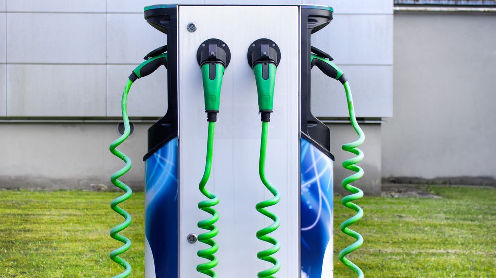 Enel plasează stații de încărcare electrică la 72 de magazine Mega Image