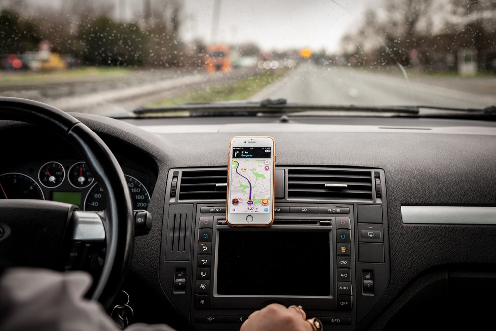 Veste proastă pentru șoferi: șoferii ar putea fi amendați dacă raportează prezența poliției pe Waze și Maps