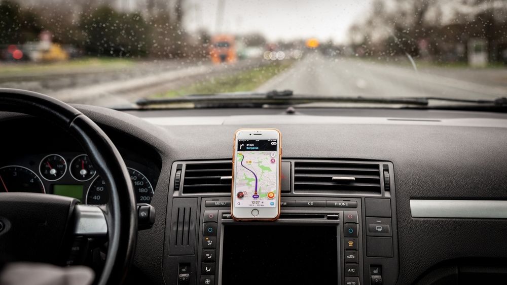 Veste proastă pentru șoferi: șoferii ar putea fi amendați dacă raportează prezența poliției pe Waze și Maps