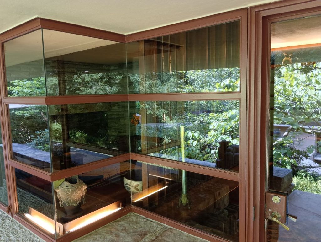 Cum arată Fallingwater, cea mai frumoasă casă din America, construită pe o cascadă - Imagine 51