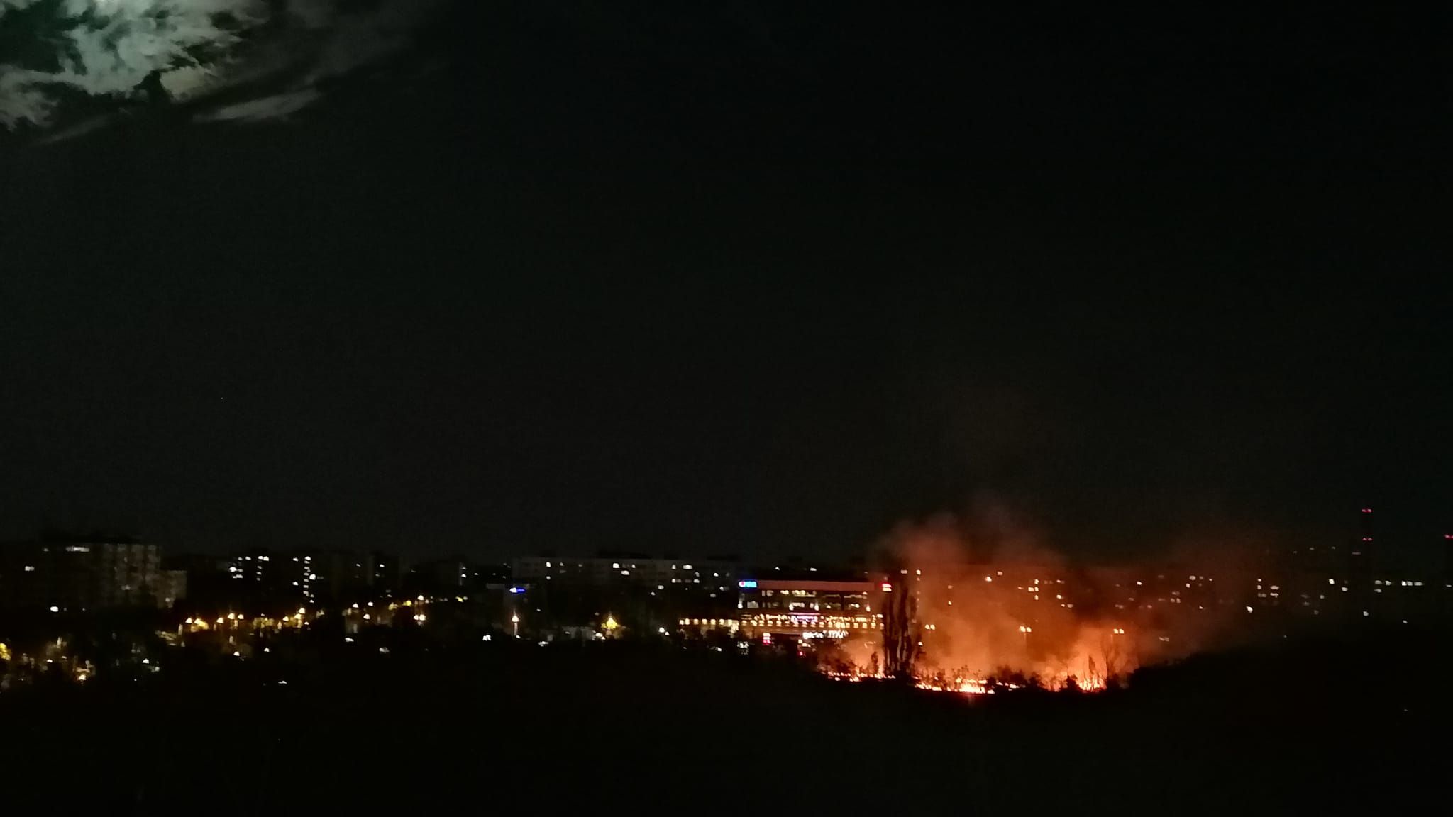 Incendiu în Parcul IOR: Focul ar afecta o parte din zona retrocedată