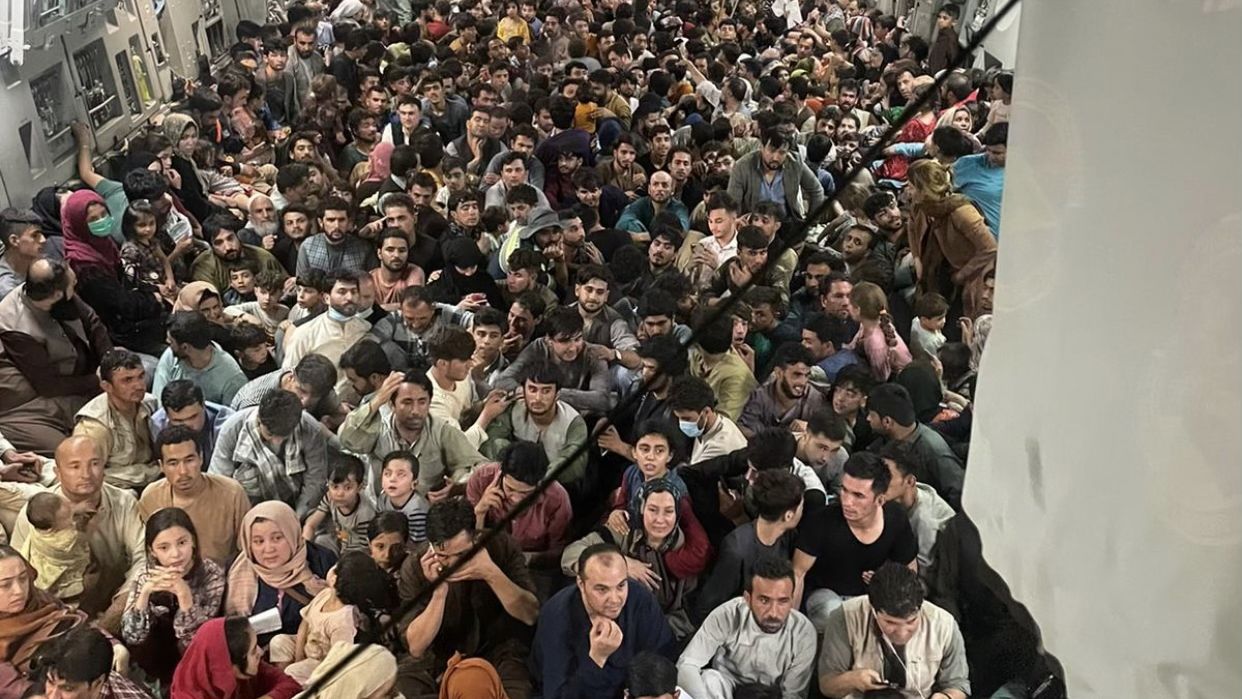 Imaginea care a făcut înconjurul lumii - 640 de afgani înghesuiți într-un avion militar american