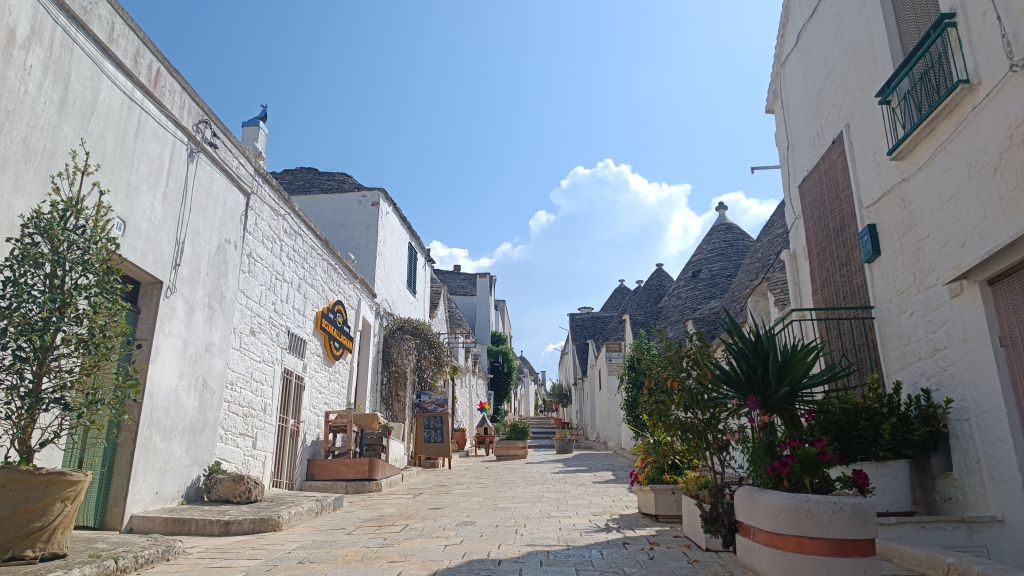 GALERIE FOTO: Alberobello, locul de unde s-au inspirat românii care au construit Castelul de Lut Va - Imagine 7