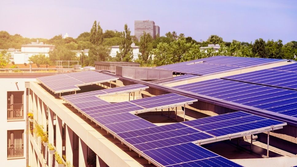 Panouri solare pe blocuri: Locatarii ar putea primi acordul să folosească energia produsă