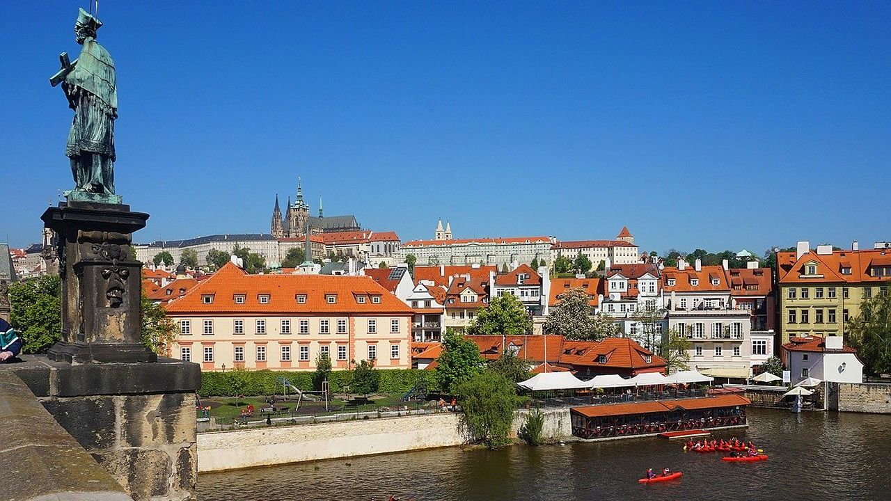 Peste 100 de turiștii au fost obligați să se retesteze COVID pe aeroportul din Praga