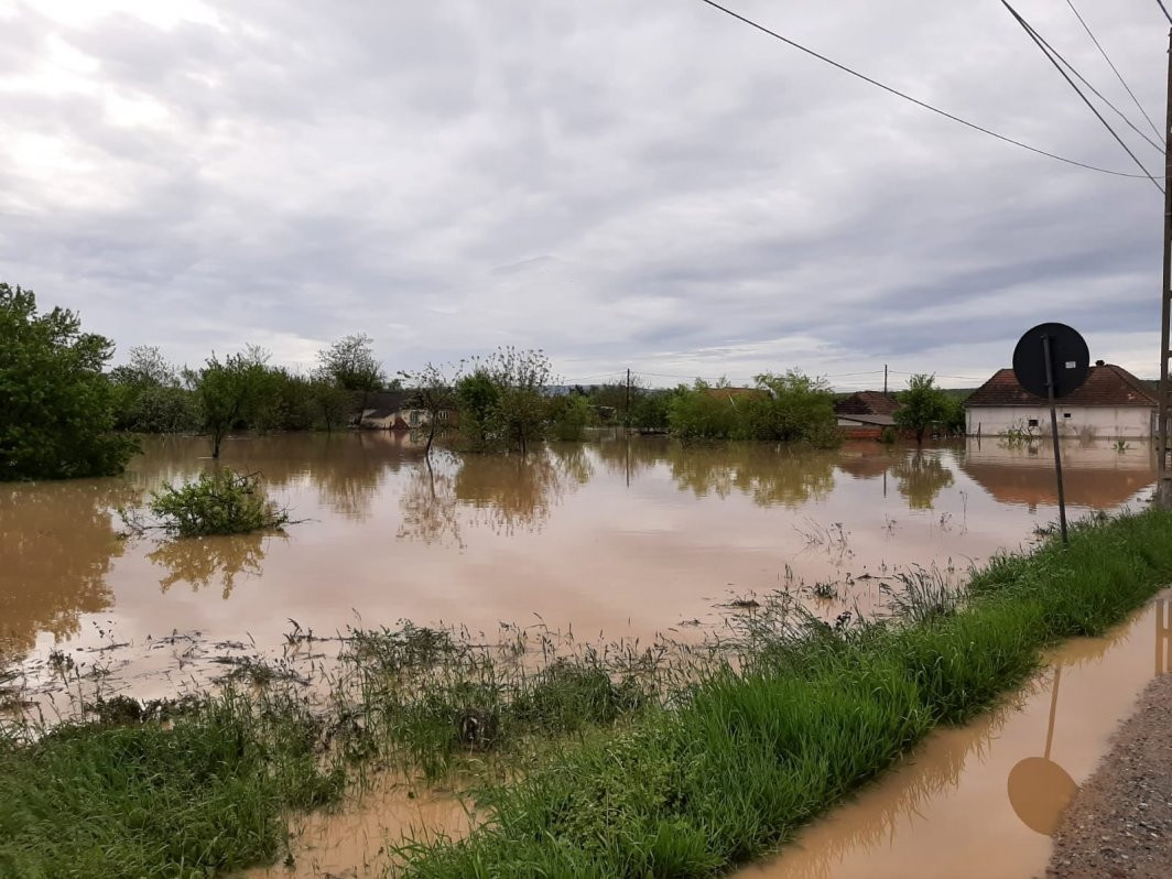 INHGA: Cod galben de inundaţii în 10 bazine hidrografice şi pe râurile din Dobrogea, până luni la prânz
